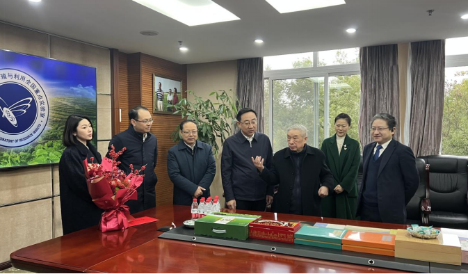 重庆市张安疆副市长慰问向仲怀院士并关心微图坊
发展